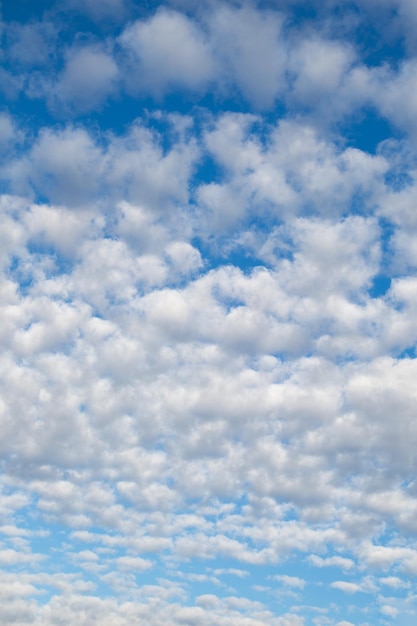 Blauwe lucht met witte wolken.