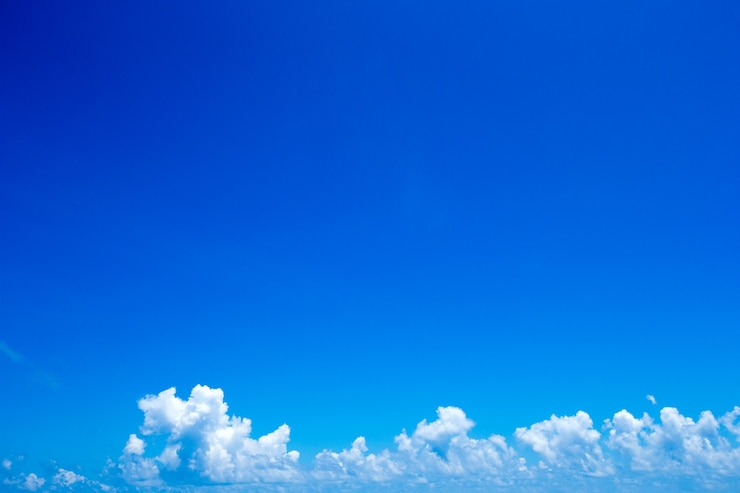 Blauwe lucht met witte wolken