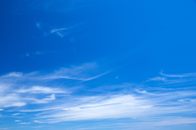 Blauwe lucht met witte wolken