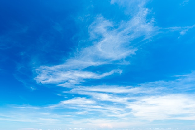 Blauwe lucht met witte wolken