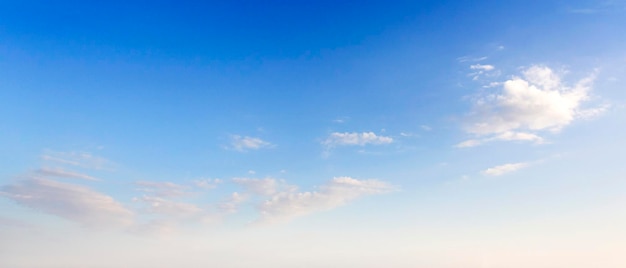 Blauwe lucht met witte, zachte wolken, achtergrond