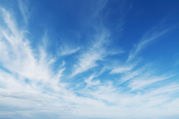 Blauwe lucht met witte zachte wolken