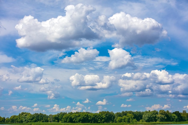 Blauwe lucht met wolken Abstracte aard hemelachtergrond Hemeltextuur abstracte aardachtergrond