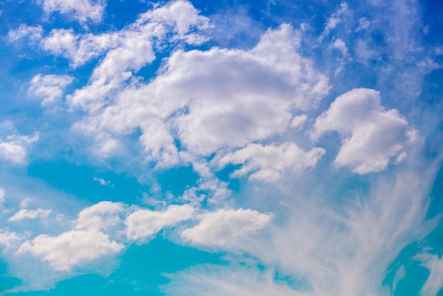 Blauwe lucht met wolken. Abstracte aard hemelachtergrond. Luchtfoto. Hemeltextuur