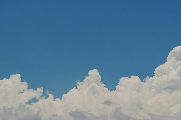 Blauwe lucht met wolken achtergrond zomertijd mooie lucht