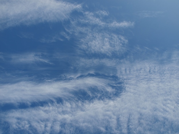 Blauwe lucht met wolken achtergrond