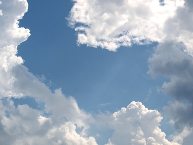 Foto blauwe lucht met wolken achtergrond