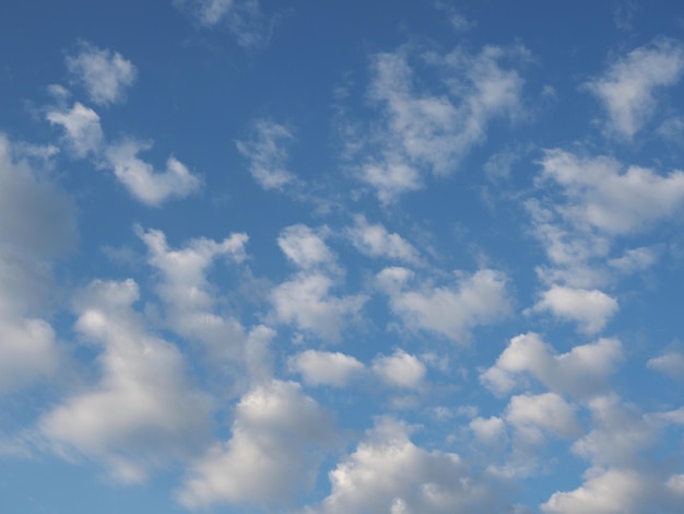 Blauwe lucht met wolken achtergrond