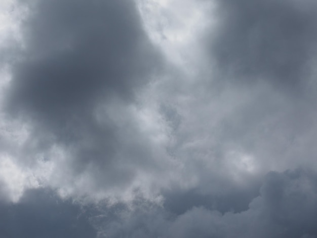 Blauwe lucht met wolken achtergrond