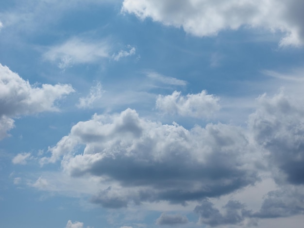 Blauwe lucht met wolken achtergrond