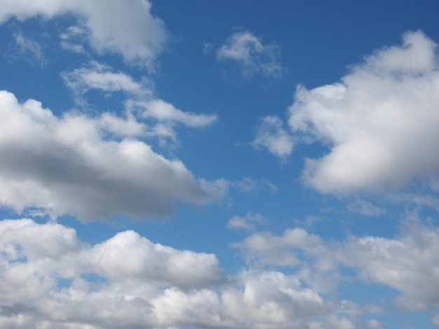 Blauwe lucht met wolken achtergrond