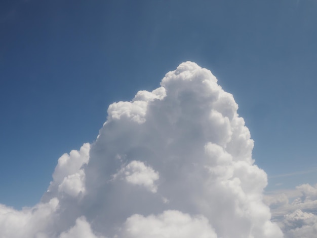 Blauwe lucht met wolken achtergrond