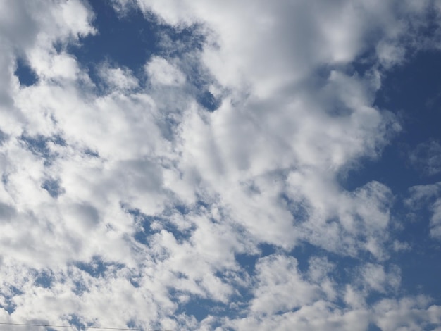 Blauwe lucht met wolken achtergrond