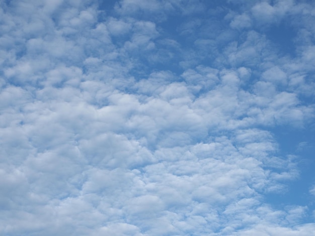 Blauwe lucht met wolken achtergrond