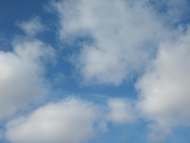 Blauwe lucht met wolken achtergrond