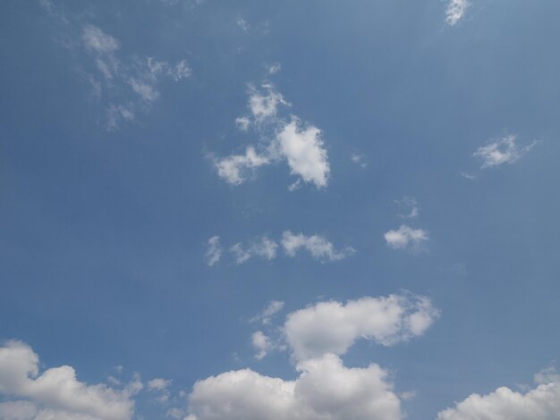 Blauwe lucht met wolken achtergrond