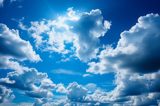 Blauwe lucht met wolken en de zon
