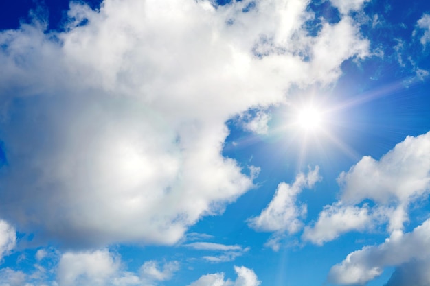 Blauwe lucht met wolken en fel zonlicht. Hoge kwaliteit foto