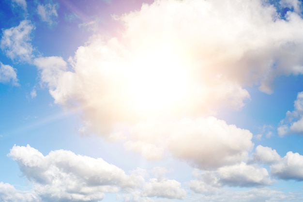 Blauwe lucht met wolken en fel zonlicht. Hoge kwaliteit foto