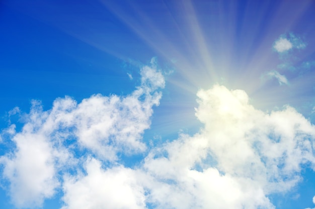 Blauwe lucht met wolken en fel zonlicht. Hoge kwaliteit foto