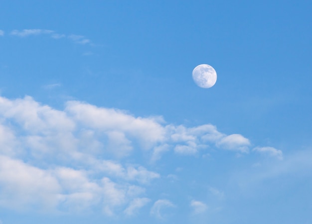 Blauwe lucht met wolken en maan