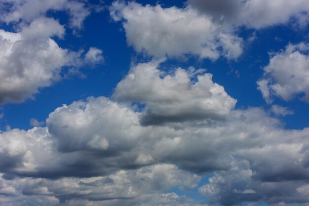 Blauwe lucht met wolken en zon.