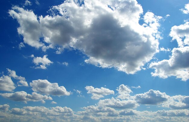 Blauwe lucht met wolken en zon