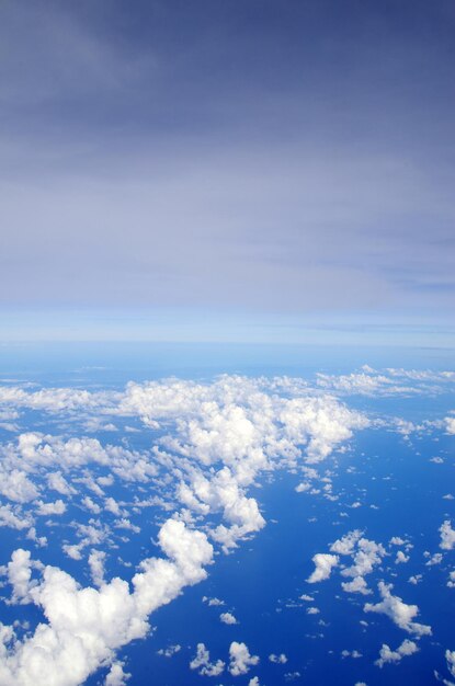 Blauwe lucht met wolken en zon