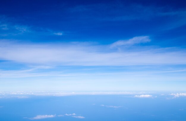 Blauwe lucht met wolken en zon