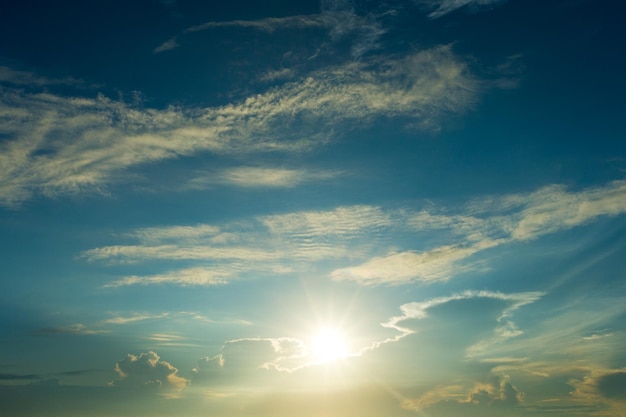 Blauwe lucht met wolken en zon