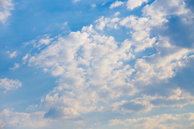 Blauwe lucht met wolken en zonlicht