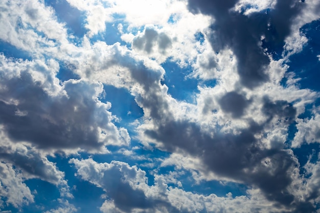 Blauwe lucht met wolken helder contrast achtergrond