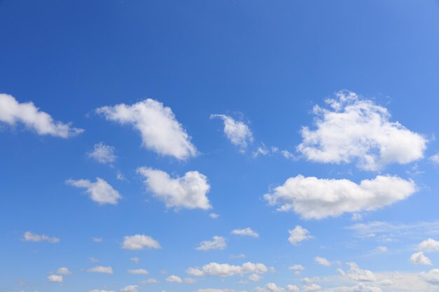 Blauwe lucht met wolken in de zomer