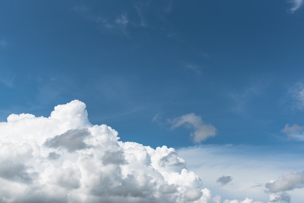 Blauwe lucht met wolken in heldere dag