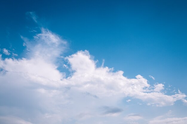 Foto blauwe lucht met wolken mooie dag.