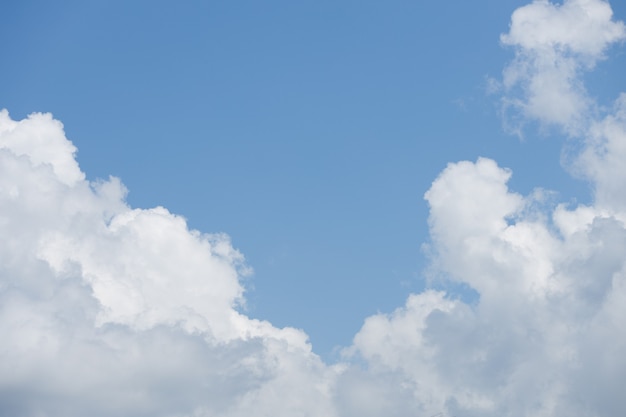 Blauwe lucht met wolken. natuurlijke achtergrond voor ontwerp. Hoge kwaliteit foto