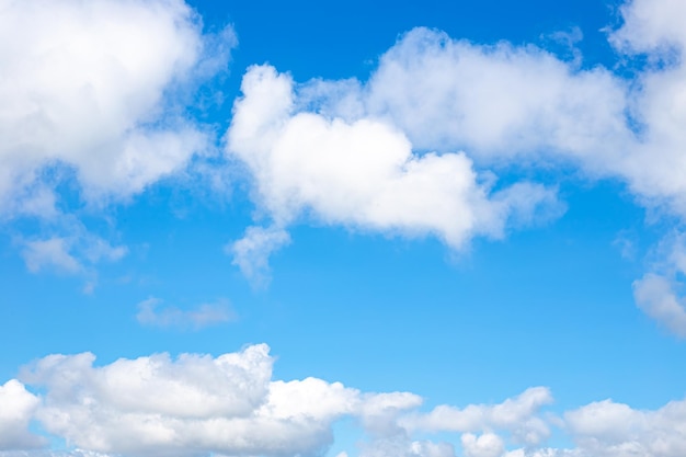 Blauwe lucht met wolken. Natuurlijke lucht achtergrond.