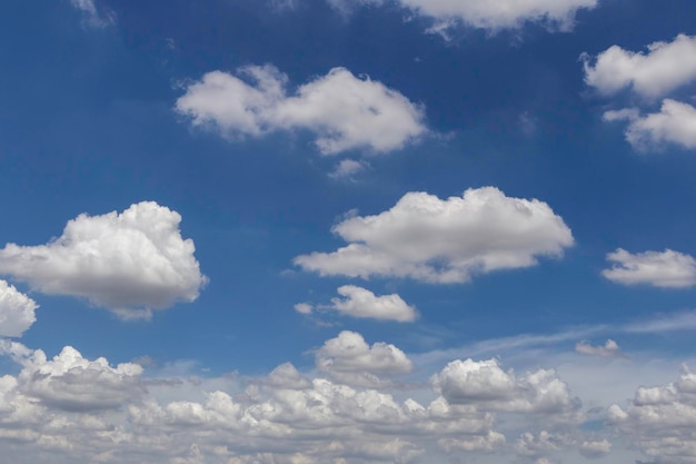 Blauwe lucht met wolken op de achtergrond