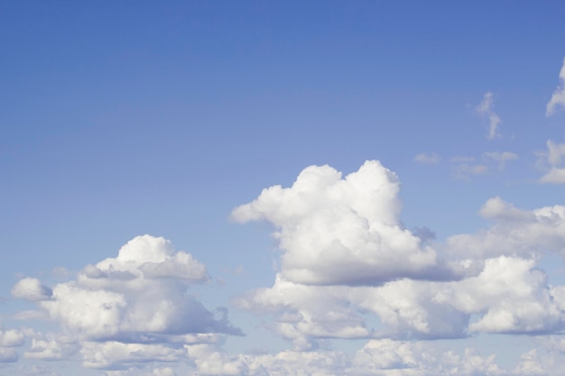 Blauwe lucht met wolken op zonnige dag