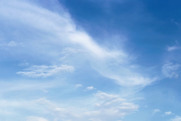 Blauwe lucht met wolken Veel mooi wit