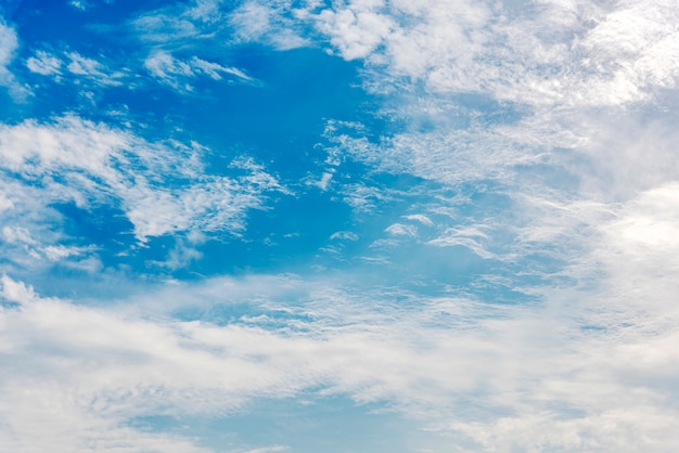 Blauwe lucht met wolken