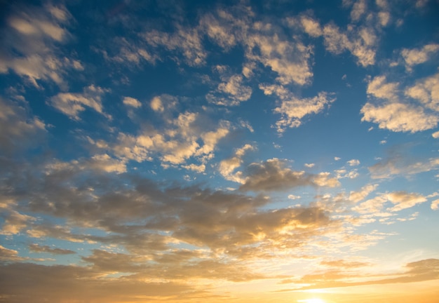 Blauwe lucht met wolken