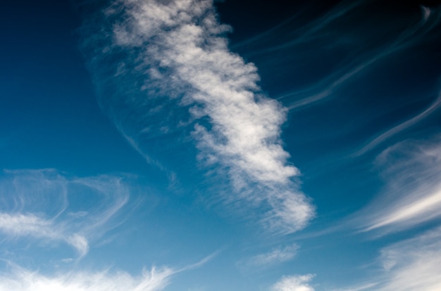 Blauwe lucht met wolken