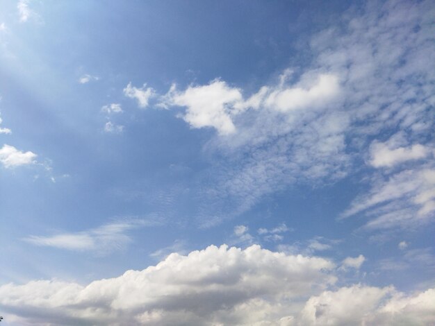 Blauwe lucht met wolken