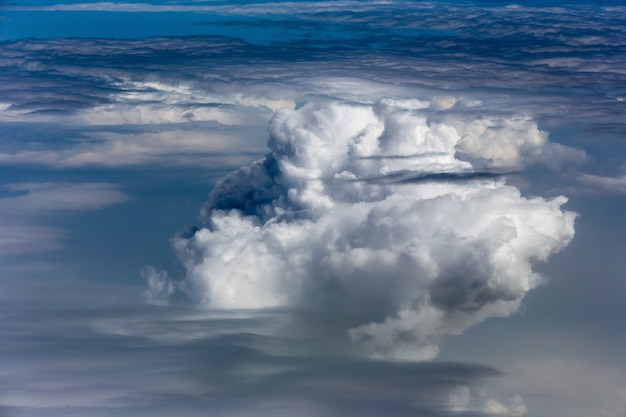 Blauwe lucht met wolken