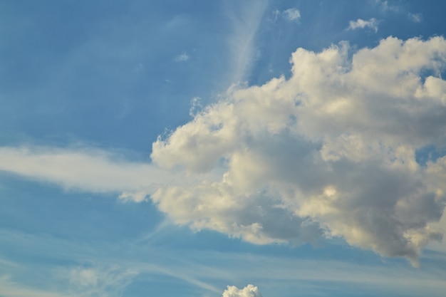 Blauwe lucht met wolken