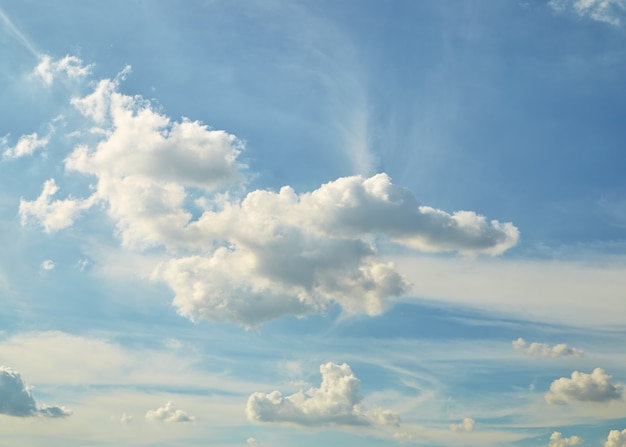 Blauwe lucht met wolken