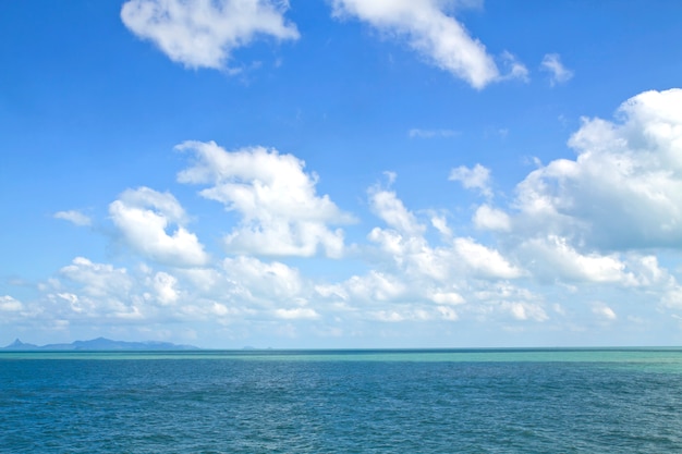 Blauwe lucht met wolken