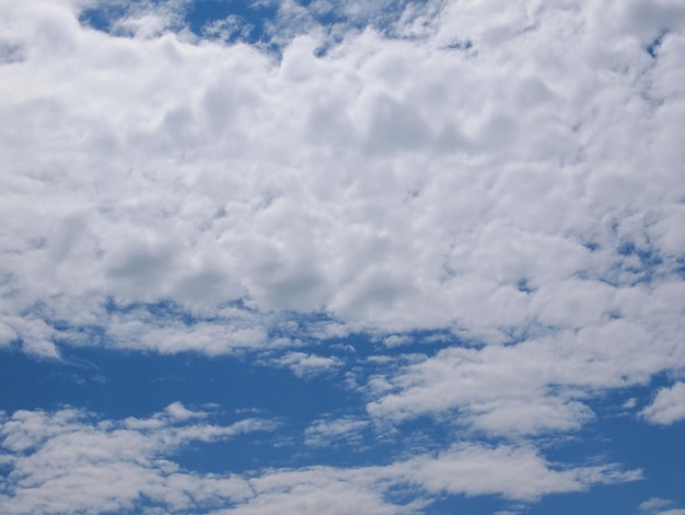 Blauwe lucht met wolken