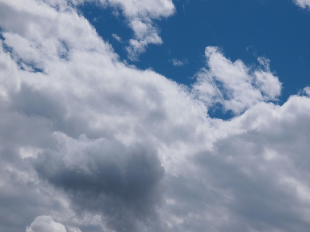 Blauwe lucht met wolken